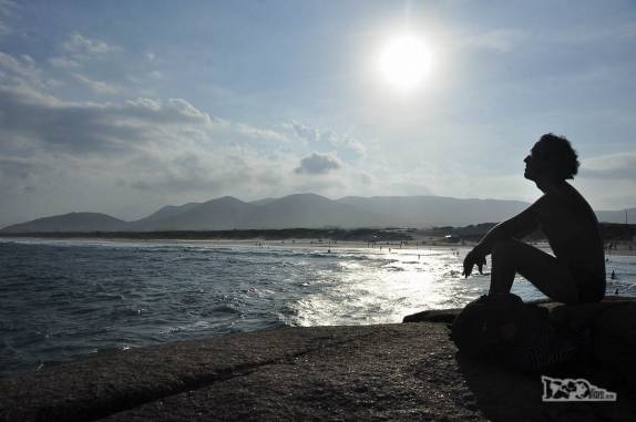 Aproveitando a tarde na praia da Joaquina, costa leste de Florianópolis, em Santa Catarina